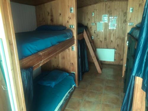 Двуетажно легло или двуетажни легла в стая в Hostel Huepil