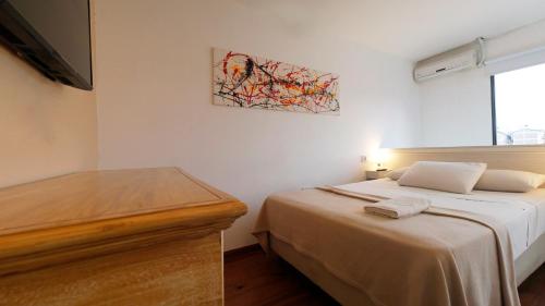 a bedroom with a bed and a painting on the wall at Puerto Tigre in Tigre