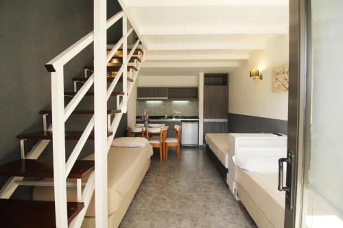 une chambre avec deux lits et un escalier en colimaçon dans l'établissement Puerto Tigre, à Tigre