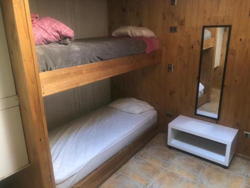 - 2 lits superposés dans une chambre avec un miroir dans l'établissement Hostel Huepil, à Pucón