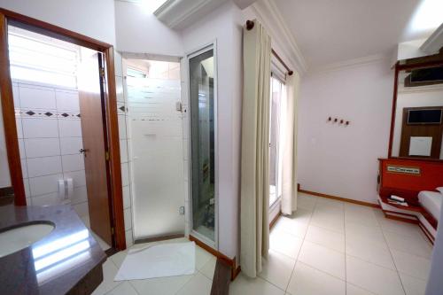 ein Bad mit einer Dusche und einer Glastür in der Unterkunft PARK MOTEL in Indaiatuba