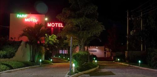 einen nächtlichen Blick auf ein Motelschild in der Nacht in der Unterkunft PARK MOTEL in Indaiatuba