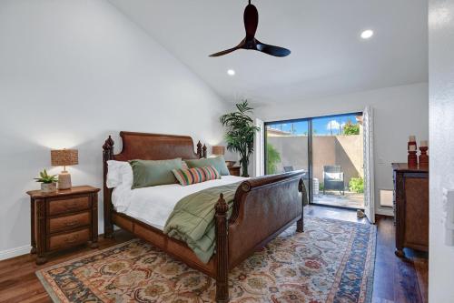 - une chambre avec un lit et un ventilateur de plafond dans l'établissement VB940 - Lobelia Luxe, à Palm Desert