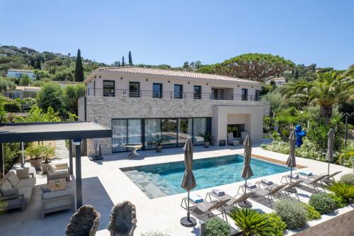 une villa avec piscine et une maison dans l'établissement Villa Paja, à Saint-Tropez