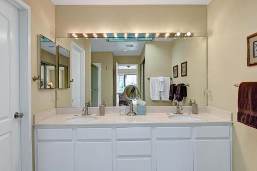 een badkamer met 2 wastafels en een grote spiegel bij VB937 - Bahama Breeze in Palm Desert