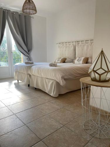 een slaapkamer met een bed en een tegelvloer bij Villa provençale 8 personnes in Ventabren