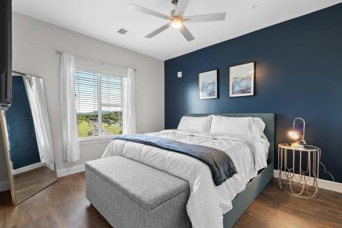 een slaapkamer met een bed en een plafondventilator bij Beverly Hills Suite Penthouse The Gulch in Nashville