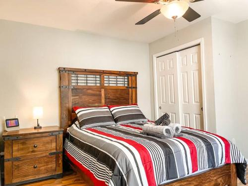 um quarto com uma cama grande e uma cabeceira em madeira em New Bungalow! / Central Location Near Fairgrounds em Pueblo