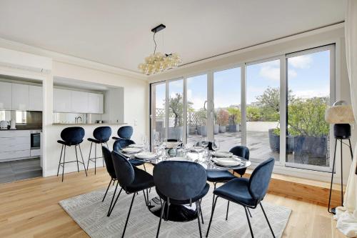 une cuisine et une salle à manger avec une table et des chaises dans l'établissement Stunning apartment - 3BR-6P - La défense, à Courbevoie