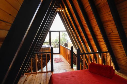 um quarto no sótão com uma cama e uma grande janela em SAPANCA LİFE GARDEN BUNGALOV em Sapanca