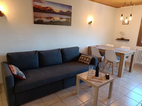 - un salon avec un canapé et une table dans l'établissement La Molina - acogedor apartamento cerca de las pistas de esquí, à La Molina