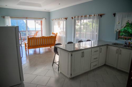 Una cocina o kitchenette en Majestic Ridge Villas