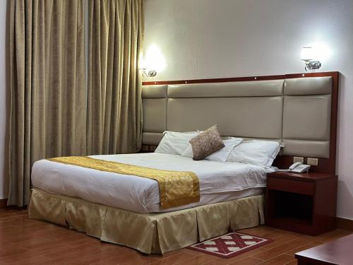 ein Schlafzimmer mit einem großen Bett in einem Hotelzimmer in der Unterkunft Consolar International Hotel in Aksum