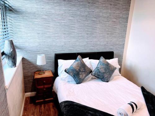 Säng eller sängar i ett rum på 4 Bedroom House by Mesh Accommodation Short Lets Canterbury For Contractors And Corporate Stays For Short & Long Term Stays