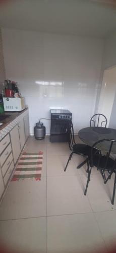een keuken met een tafel en stoelen in een kamer bij Lugar Certo Tranquilo in Itabira
