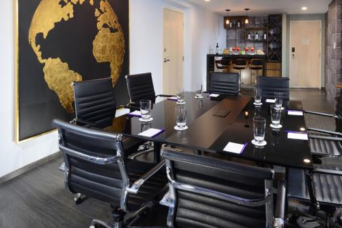 a conference room with a table and chairs at Gran Hotel de Puebla by HNF in Puebla