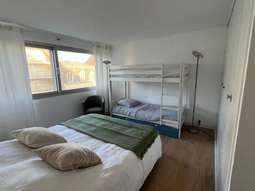 A bed or beds in a room at Bel Appartement en bord de mer