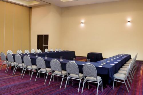 a conference room with a long table and chairs at Gran Hotel de Puebla by HNF in Puebla