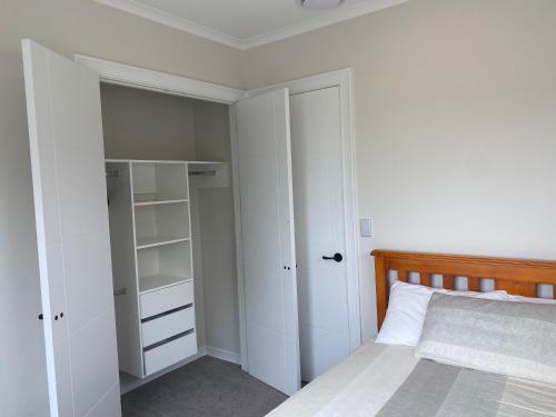 Postel nebo postele na pokoji v ubytování Auckland GQ Flat bush holiday home