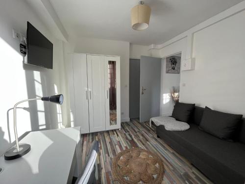 un salon avec un canapé et une table dans l'établissement Havre de paix, à Lille