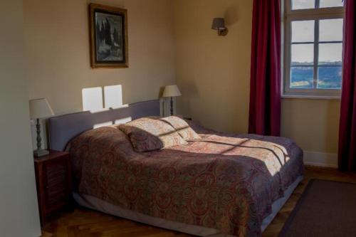una camera con letto e finestra di Apartment Schloßblick a Langenburg