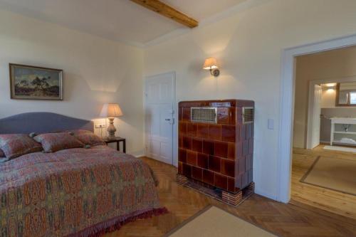 - une chambre avec un lit et une porte menant à une pièce dans l'établissement Apartment Remise, à Langenbourg