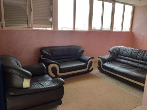 uma sala de espera com duas cadeiras e um sofá em Appartement meublé situé a côté de centre ville em Meknès