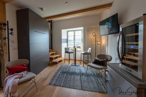 ein Wohnzimmer mit Stühlen und einem Tisch im Zimmer in der Unterkunft Ferienwohnung Türmerwohnung in Öhringen