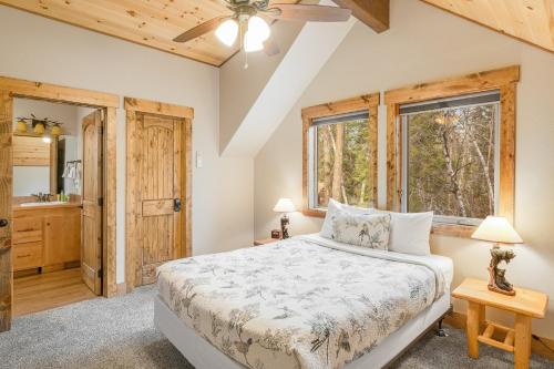 Postel nebo postele na pokoji v ubytování Experience Montana Cabins - Full Property