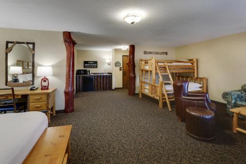 Una cama o camas en una habitación de Stoney Creek Hotel Quad Cities - Moline