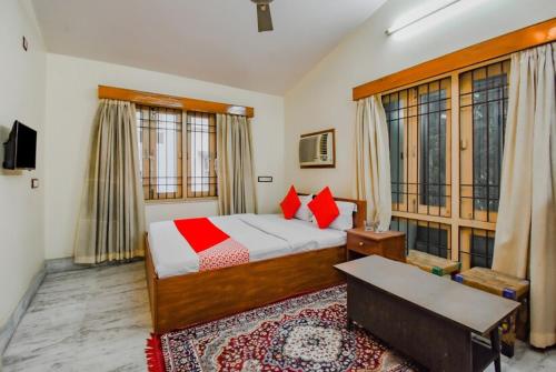 um quarto com uma cama com almofadas vermelhas em OYO Retro Residency em Durgapur