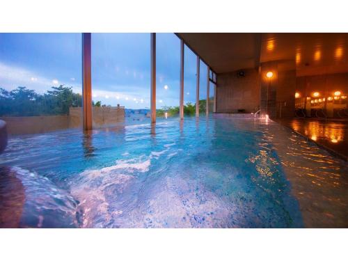uma grande piscina com água azul num edifício em Kesennuma Plaza Hotel - Vacation STAY 15381v em Kesennuma