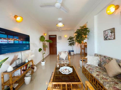 a living room with a couch and a coffee table at Calvin's Retreat in Varca