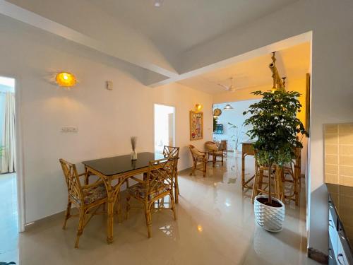 a dining room and living room with a table and chairs at Calvin's Retreat in Varca