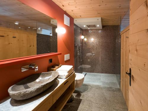 Un baño con un lavabo grande y un inodoro. en SportLodge BIKE SUITE - Design Apartment with Shared Pool, Whirlpool & Sauna, presented by AlpenLuxus, en Kleinboden