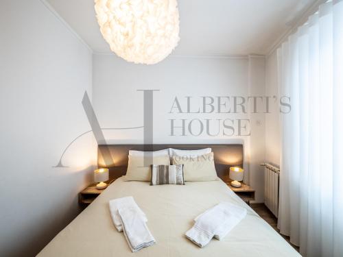 Alberti's House Oporto Central Apartment في بورتو: غرفة نوم عليها سرير وفوط