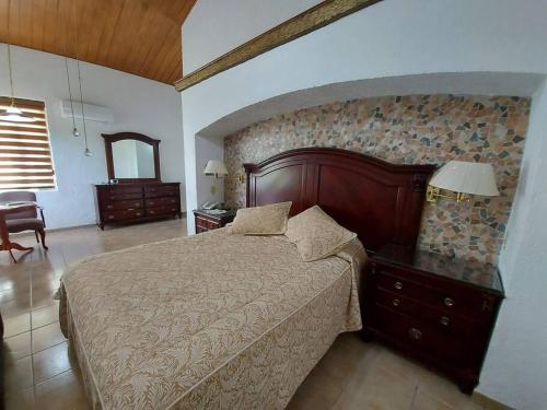 - une chambre avec un grand lit dans l'établissement Quinta Luz de Luna, à Parras de la Fuente