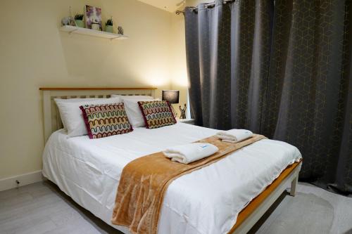 214CR Heathrow Flat w free parking - Contractors welcome