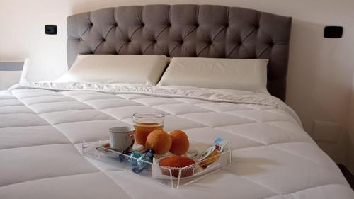 Satriano di LucaniaにあるIl Sottoboscoのベッドの上にフルーツとジュースのトレイ