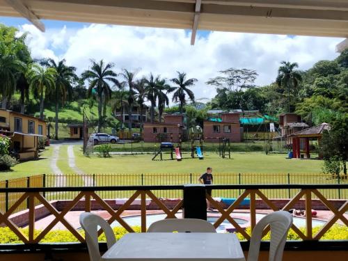 una vista dal balcone di un parco di Centro Integral Coodecom a Manizales