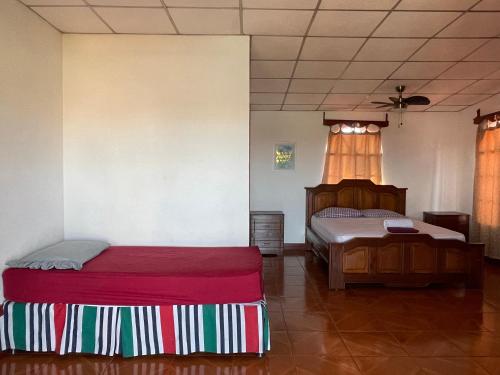 馬那瓜的住宿－Casa Robles - Your Stay Near Airport，一间卧室,配有两张床