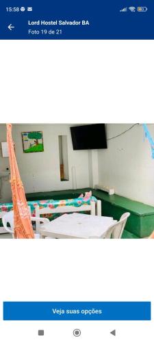 サルバドールにあるLord Hostel Salvadorのベッド2台、テレビ付きの部屋の写真