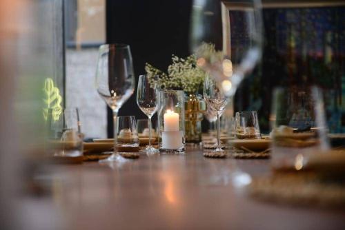 uma mesa com copos de vinho e uma vela em Kristaline VILLA poolVIEW em Ban Tha It (1)