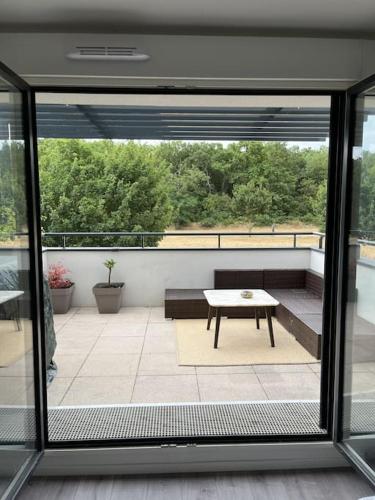 een uitzicht op een patio vanuit het raam van een gebouw bij Mi Casa in Achères