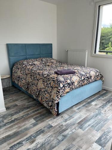 een slaapkamer met een bed in een kamer bij Mi Casa in Achères