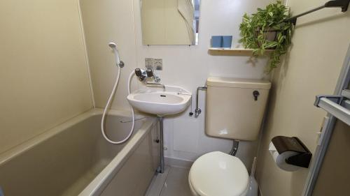 een badkamer met een wastafel, een toilet en een bad bij Space Minami 4jo - Vacation STAY 15808 in Sapporo