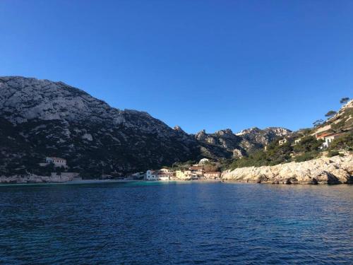 - une vue sur une étendue d'eau avec des montagnes dans l'établissement Charmant T2 calme ensoleillé climatisé + piscine, à Marseille