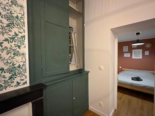 Cette chambre comprend une armoire verte avec un lit. dans l'établissement ღ Lys Vert - Situé au cœur de Douai & Parking privé, à Douai