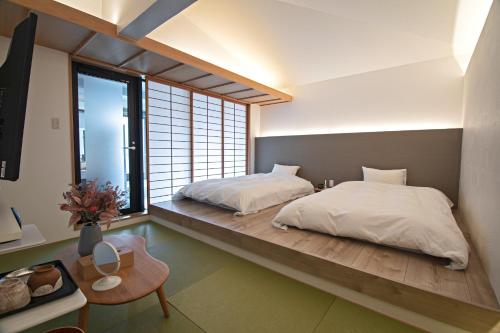 una camera con due letti e una finestra di KyotoGosyonishi - Vacation STAY 23016v a Kyoto
