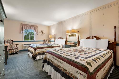 蘭開斯特的住宿－Country Living Inn，酒店客房设有两张床和窗户。